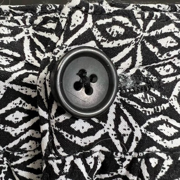 Banana Republic Black & White Diamond Pattern Shorts, Size 0 - Picture 3 of 10